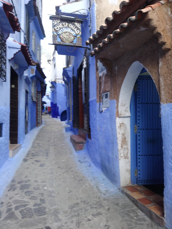Callecitas en tonos de celeste y azul en Marruecos