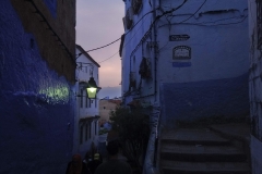 El contraste del atardecer con las paredes azules de Chefchouen