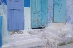 Coleccion de puertas de distintas formas, tamaños y colores