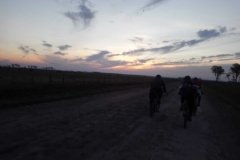 Pedaleando al atardecer