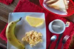 Te con gallo pinto y huevos revueltos
