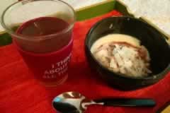 Te con cereales , frutas , yogurt cremoso y lluvia de coco en escamas