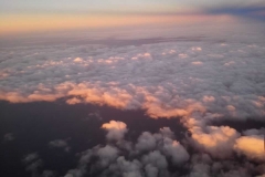 Atardecer sobre las nubes